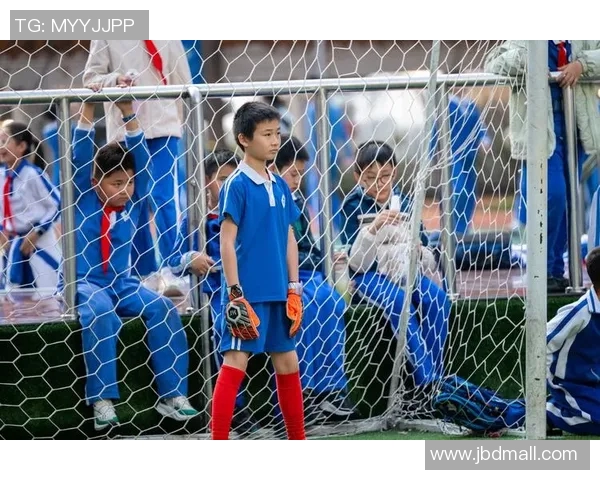 少年球星闪耀绿茵场描绘青春热血追梦与拼搏精神